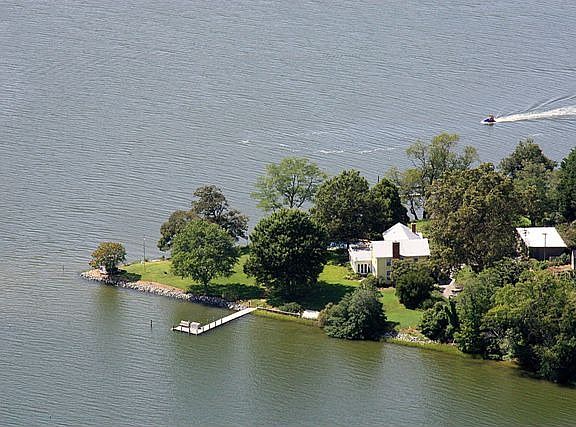2nd image of 804 Hardings Wharf Dr