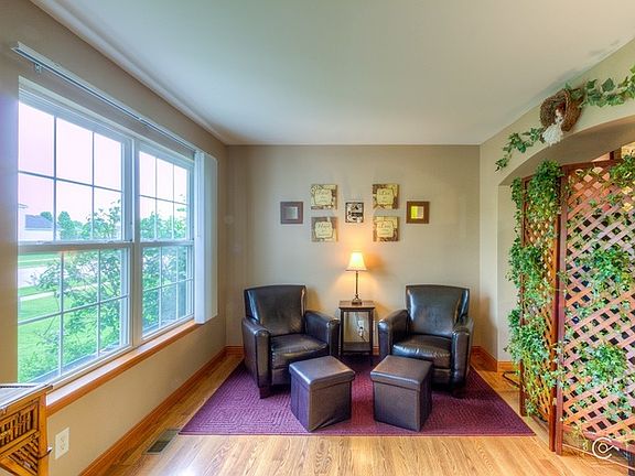 3rd image of 363 Heatherfield Ln