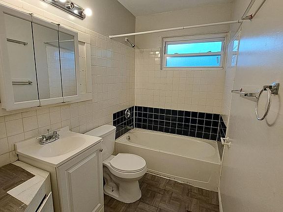 3rd image of 2034 Piccadilly Ave