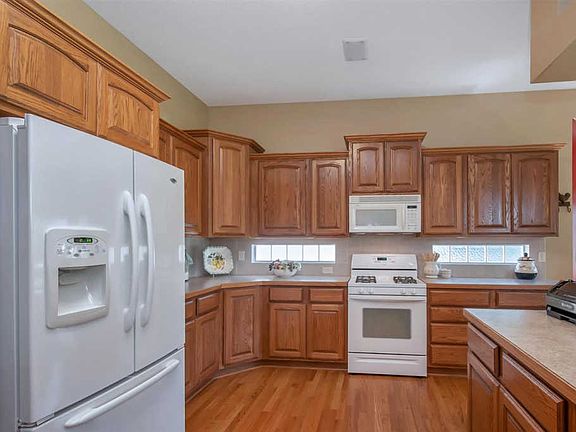 4th image of 3422 N Bridgewood Cir
