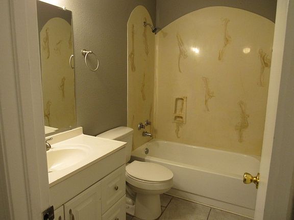 5th image of 2811 Langley Ave APT 109