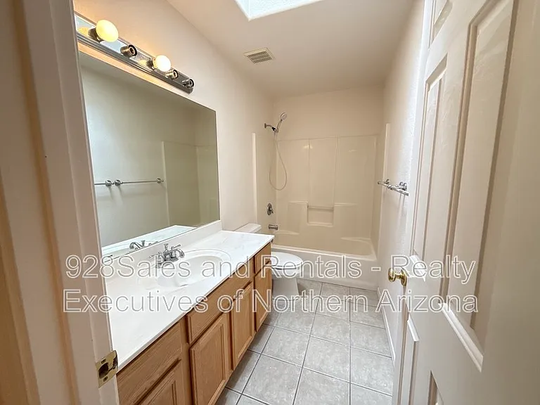 1808 W University Ave — Photo 12