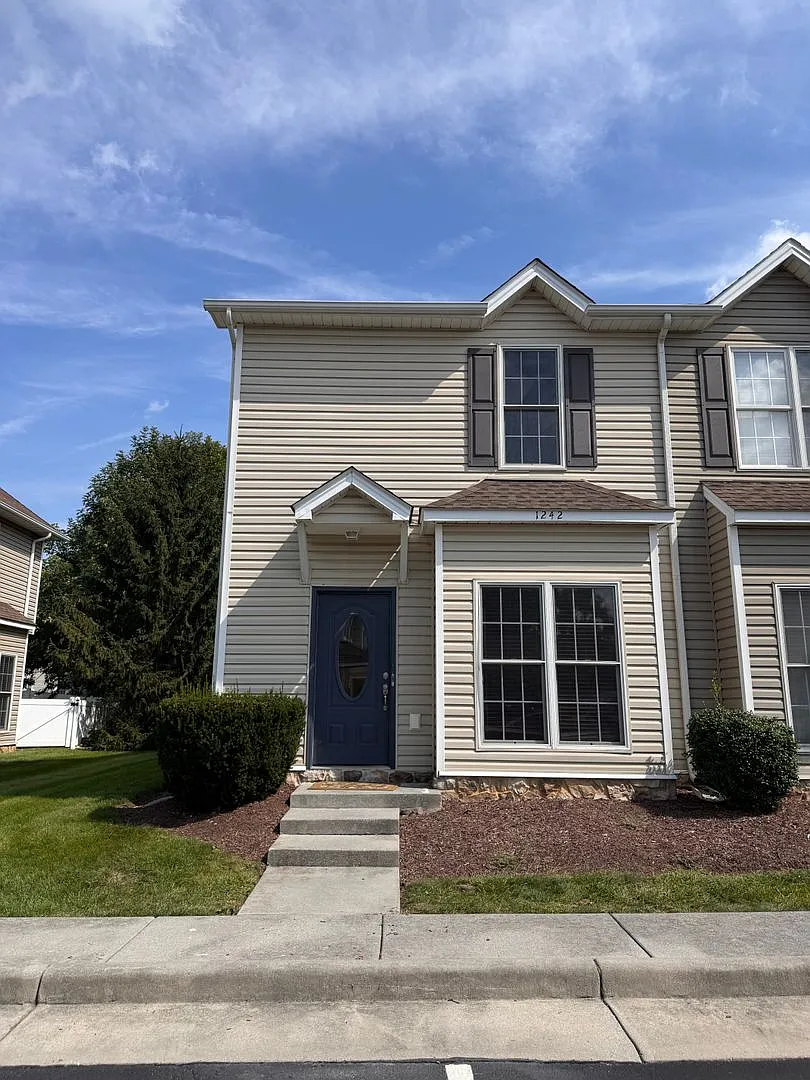 End Unit Townhouse for Rent — Photo 1
