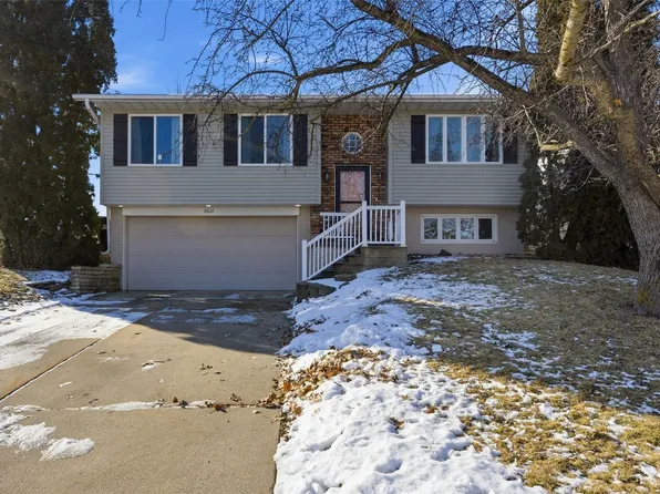 2601 Zika Ave NW, Cedar Rapids, IA 52405