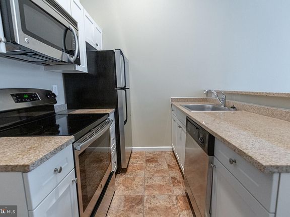 5th image of 1411-1 Walnut St #305