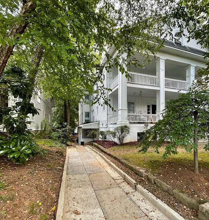 4 bed, $2,400 — Photo 1