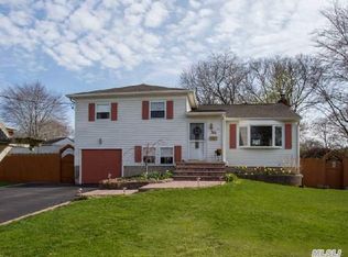 136 Weaver Rd, West Sayville, NY 11796
