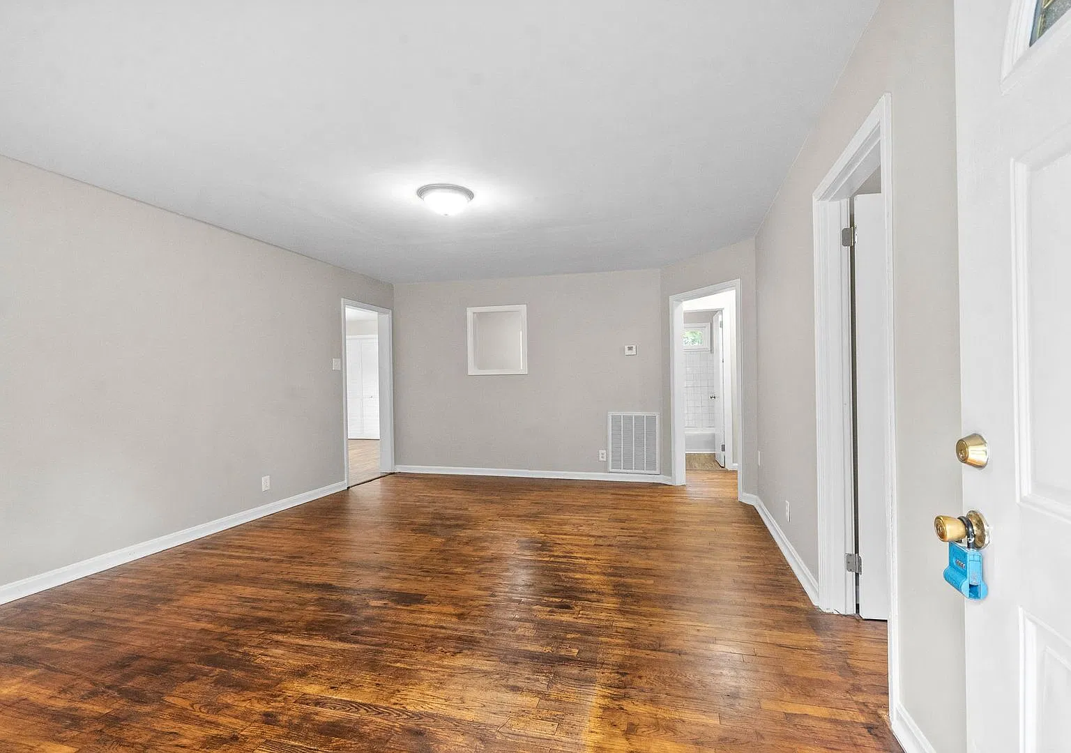 Charming Bungalow style home — Photo 3