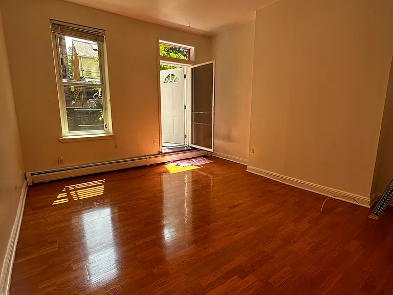 619 Willow Ave #1R — Photo 2