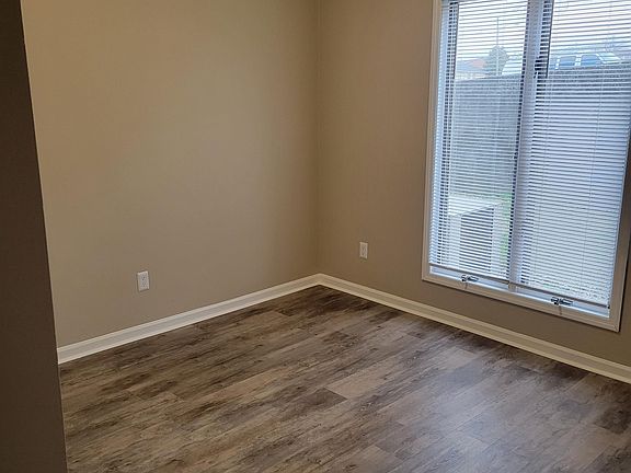 3rd image of 1655 Foxhaven Dr #102