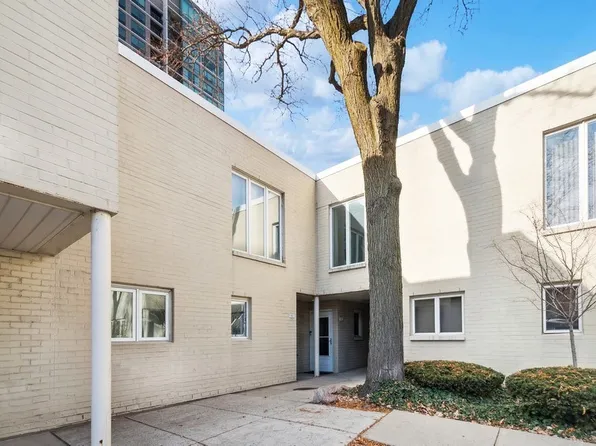 982 S Park Ter, Chicago, IL 60605