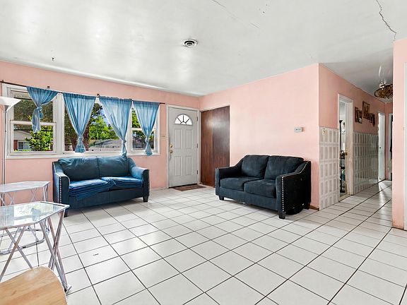 3rd image of 440 Flagstaff Ln