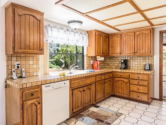 4th image of 932 Warmlands Ave