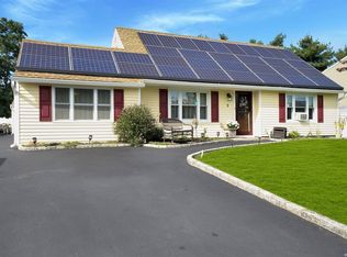 9 Woodbrook Dr, Ridge, NY 11961