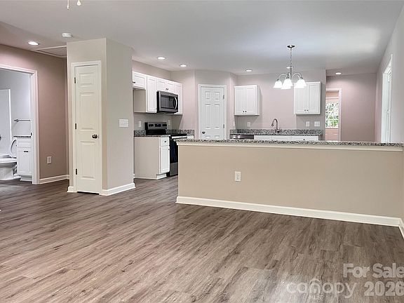 5th image of 411 Woodhaven St