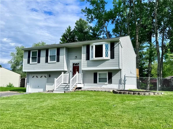 8142 Scotia Ln, Liverpool, NY 13090