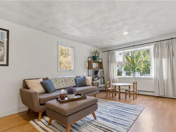 17 Opechee Dr, Bristol, RI 02809