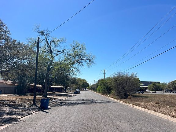 4th image of 902 E Crockett St