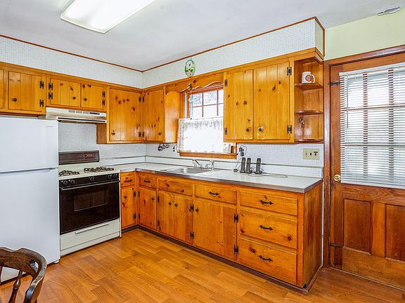 5th image of 128 Arpage Dr E