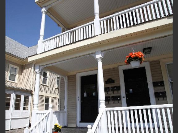 Front entrance of 7-9 Broad street