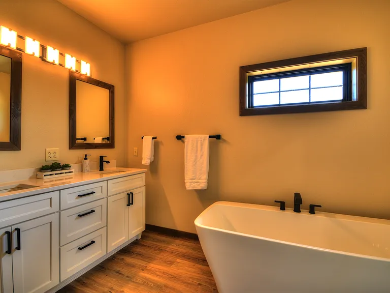 Master bath with soaker tub