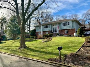 115 Darrow Ln, Greenlawn, NY 11740