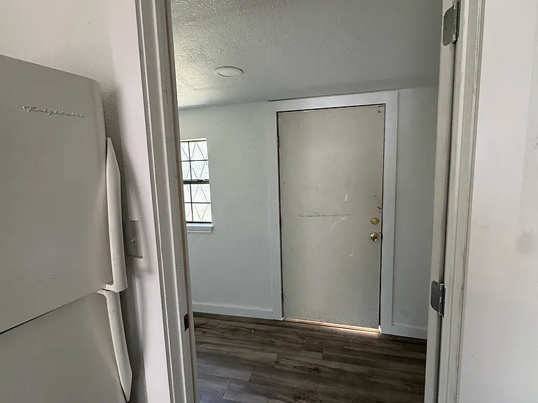 909 N Avenue B — Photo 1