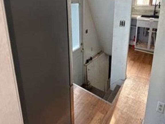 5th image of 710 9th St SE