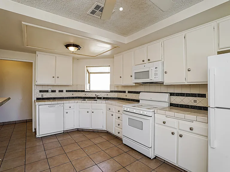 1138 E Avenue R7 — Photo 5
