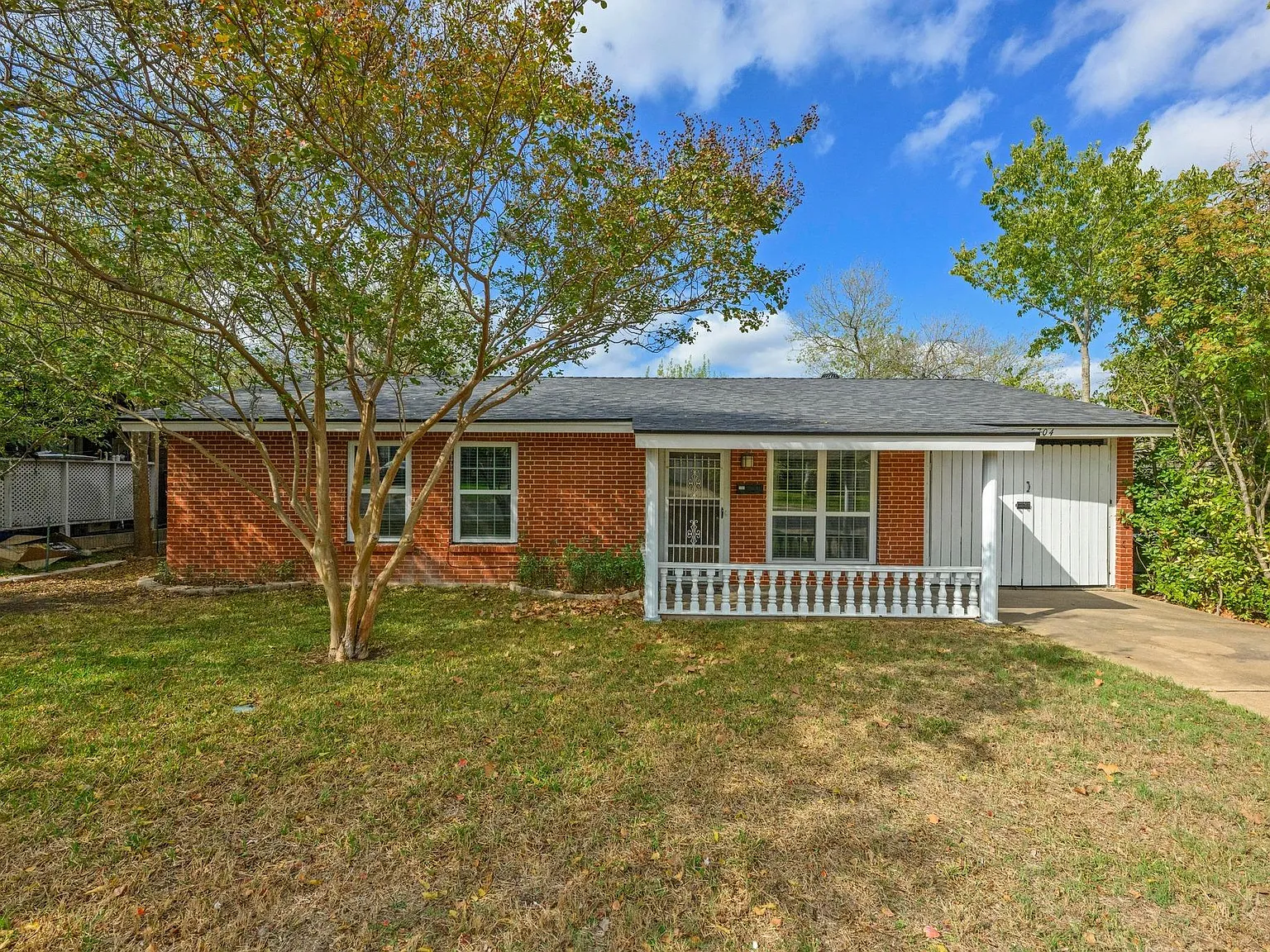 3 bed, 1.0 bath, 962 sqft, $1,900 — Photo 1