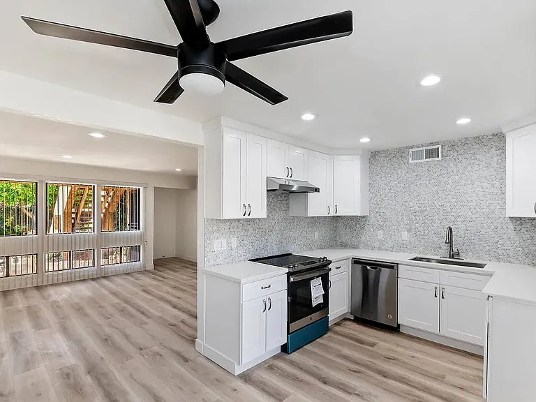 445 E Bradshaw Ln — Photo 6
