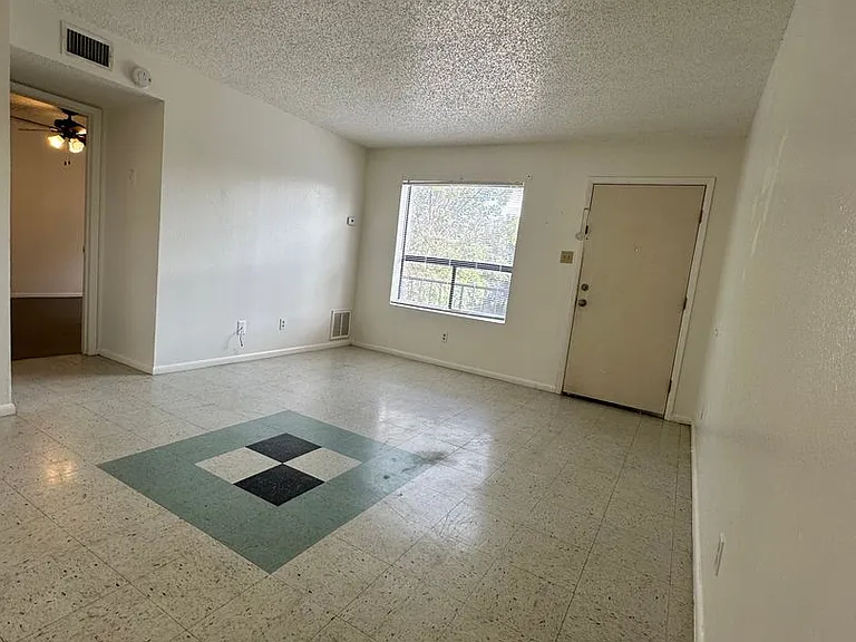 1128 E. Main St Apts. — Photo 3