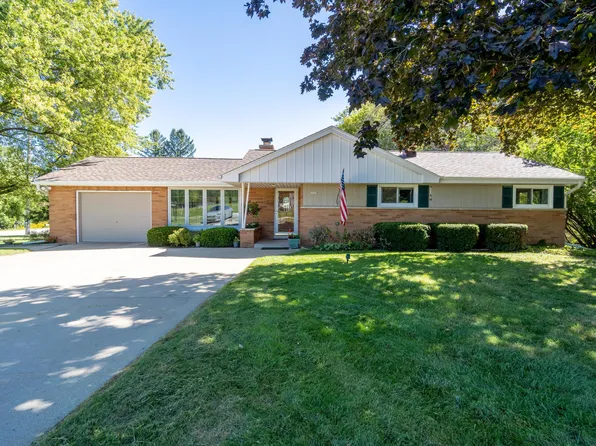 3900 S 124th St, Greenfield, WI 53228