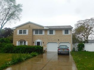 23 Country Squire Ct, Levittown, NY 11756