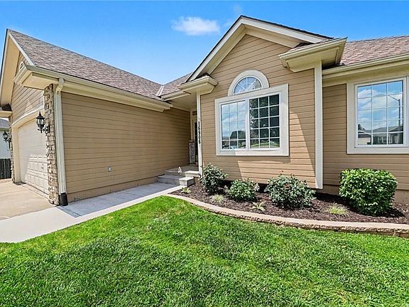 3rd image of 16906 Meadow Creek Ct