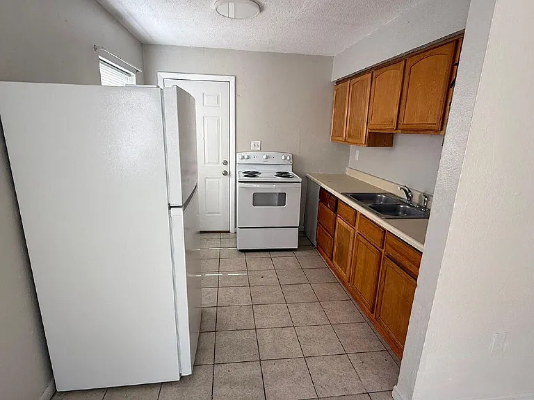 404 Peters St — Photo 2