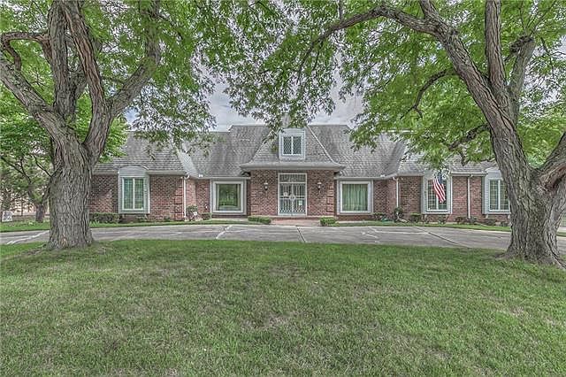 1st image of 401 Avila Cir