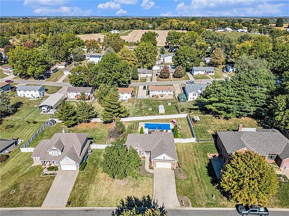 4th image of 15 Chadwick Ln