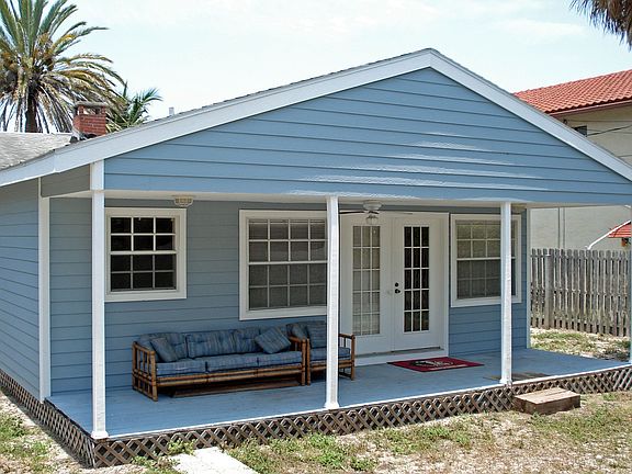 BACK DECK OVERLOOKS FENCED YARD