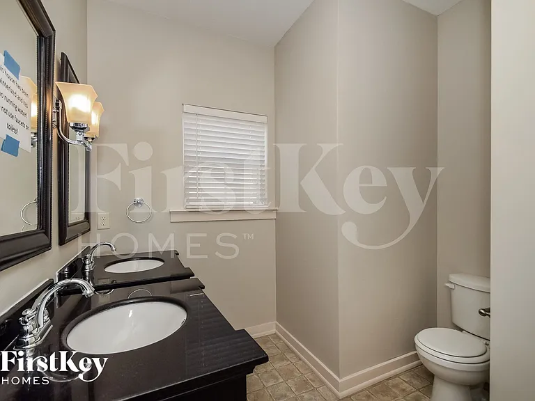 810 Hawthorn Ln — Photo 9