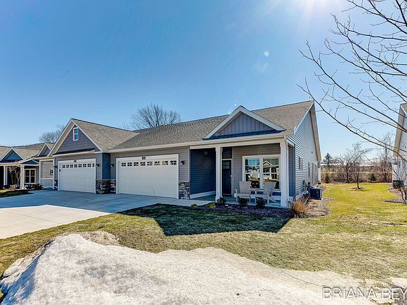 3rd image of 1069 Maplewood Ct
