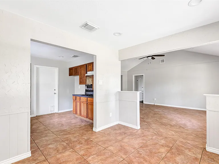 2414 Chanay Ln — Photo 24