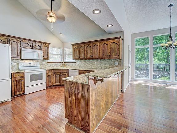 4th image of 109 NW Cody Dr