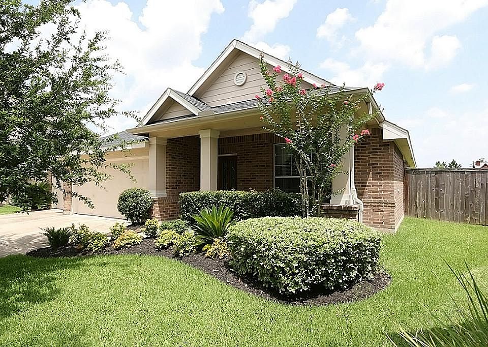 Located in desirable Gleannloch Farms, walking distance to elementary school, park and pool.