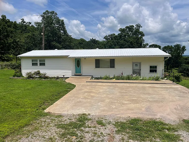 472595 Highway 100 — Photo 1