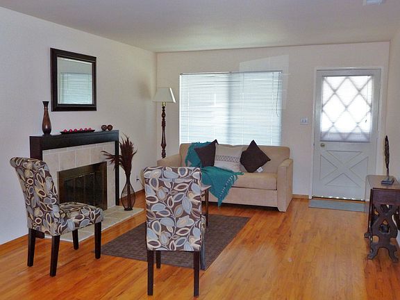 Lviing room with fireplace