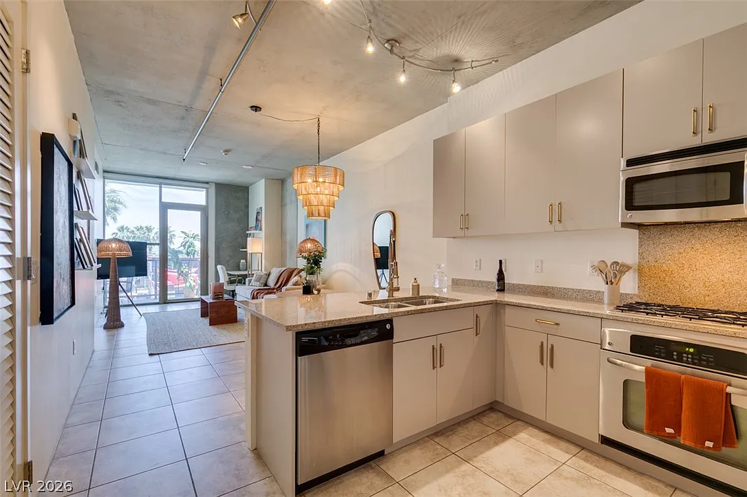 1 bed, 1.0 bath, 786 sqft, $1,800 — Photo 1