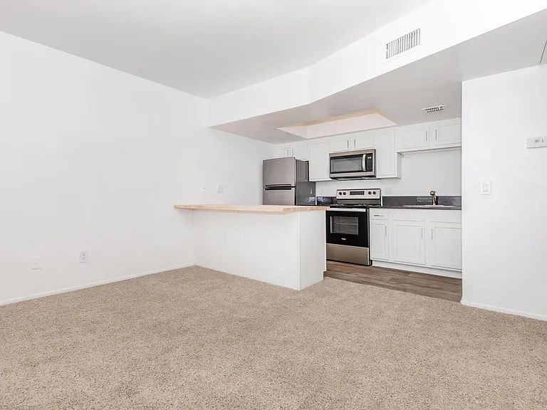 Broadmoor Apartments — Photo 10