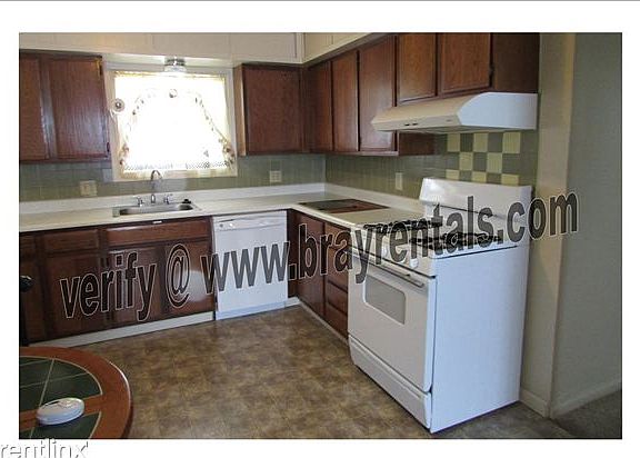 139 N Sycamore St. kitchen