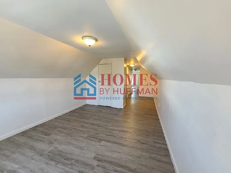 1319 Oakley St — Photo 2